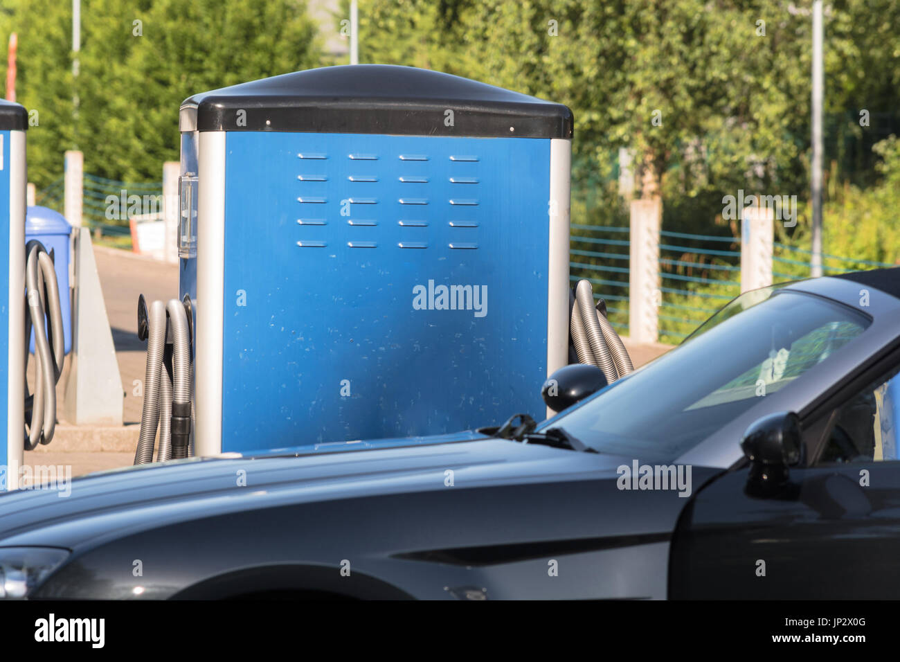 Plato aspiradora para limpiar el coche en un parking público lavadora. Foto de stock