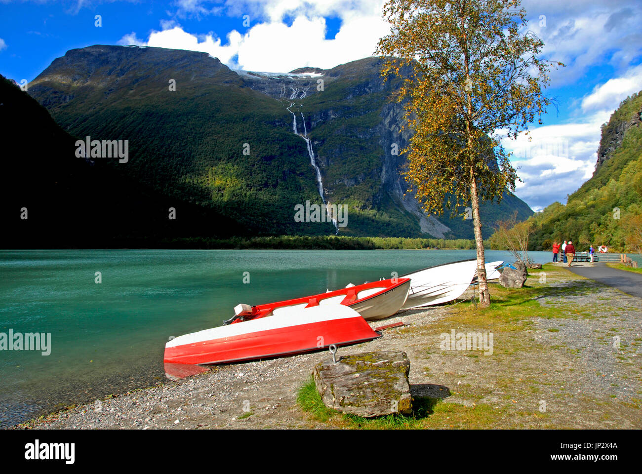 Lago Lovatnet y montañas, Noruega Foto de stock