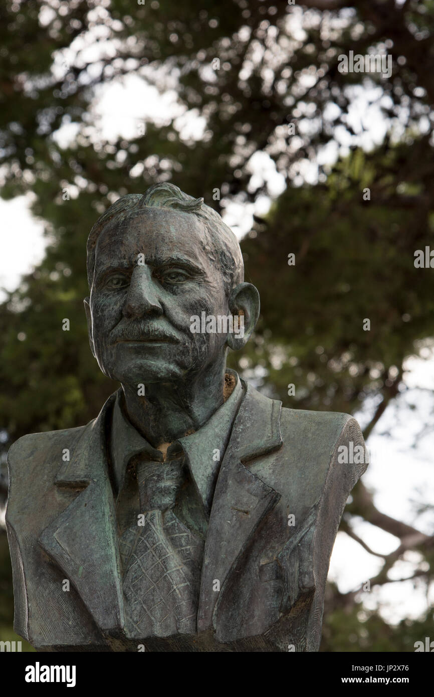 Arthur Evans excavadas y restauradas Knossos desde 1900 hasta 1935