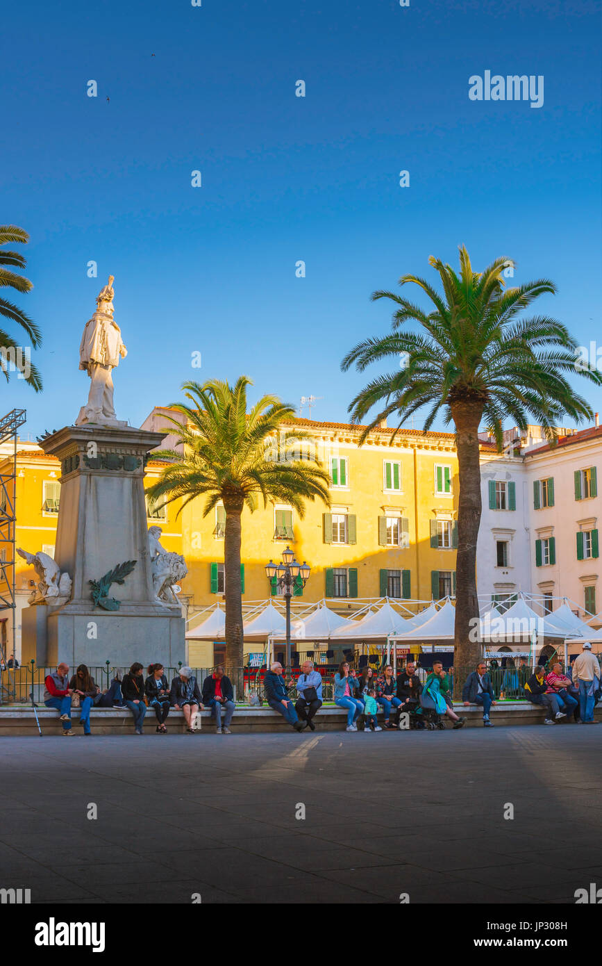 Sassari, Cerdeña, vista de la plaza principal, la Piazza d'Italia - en Sassari, Cerdeña, en una tarde de verano. Foto de stock