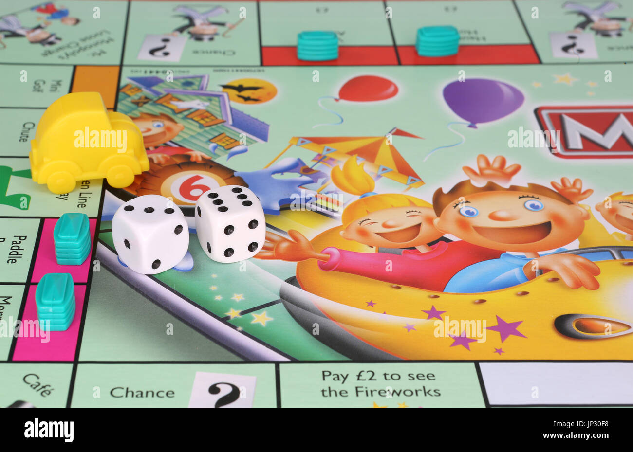 SWINDON, Reino Unido - 31 de julio de 2017: Junior juego Monopoly un fondo  blanco Fotografía de stock - Alamy