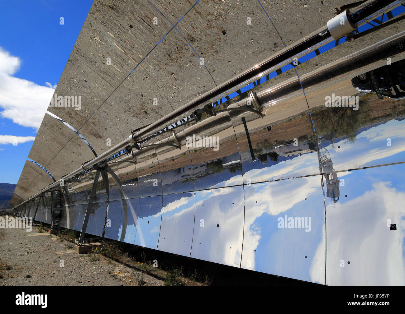 Cóncavo curvo espejos reflectores en el centro de investigación científica  de la energía solar, Tabernas, Almería, España Fotografía de stock - Alamy