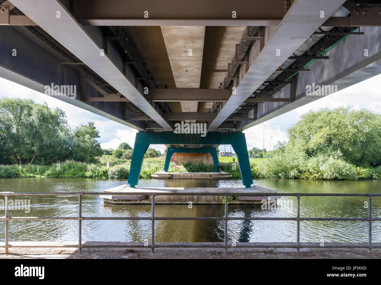 Debajo de un puente moderno utilizado para transportar la red tranvía sobre el río Trent, Nottingham, Inglaterra, Reino Unido. Foto de stock