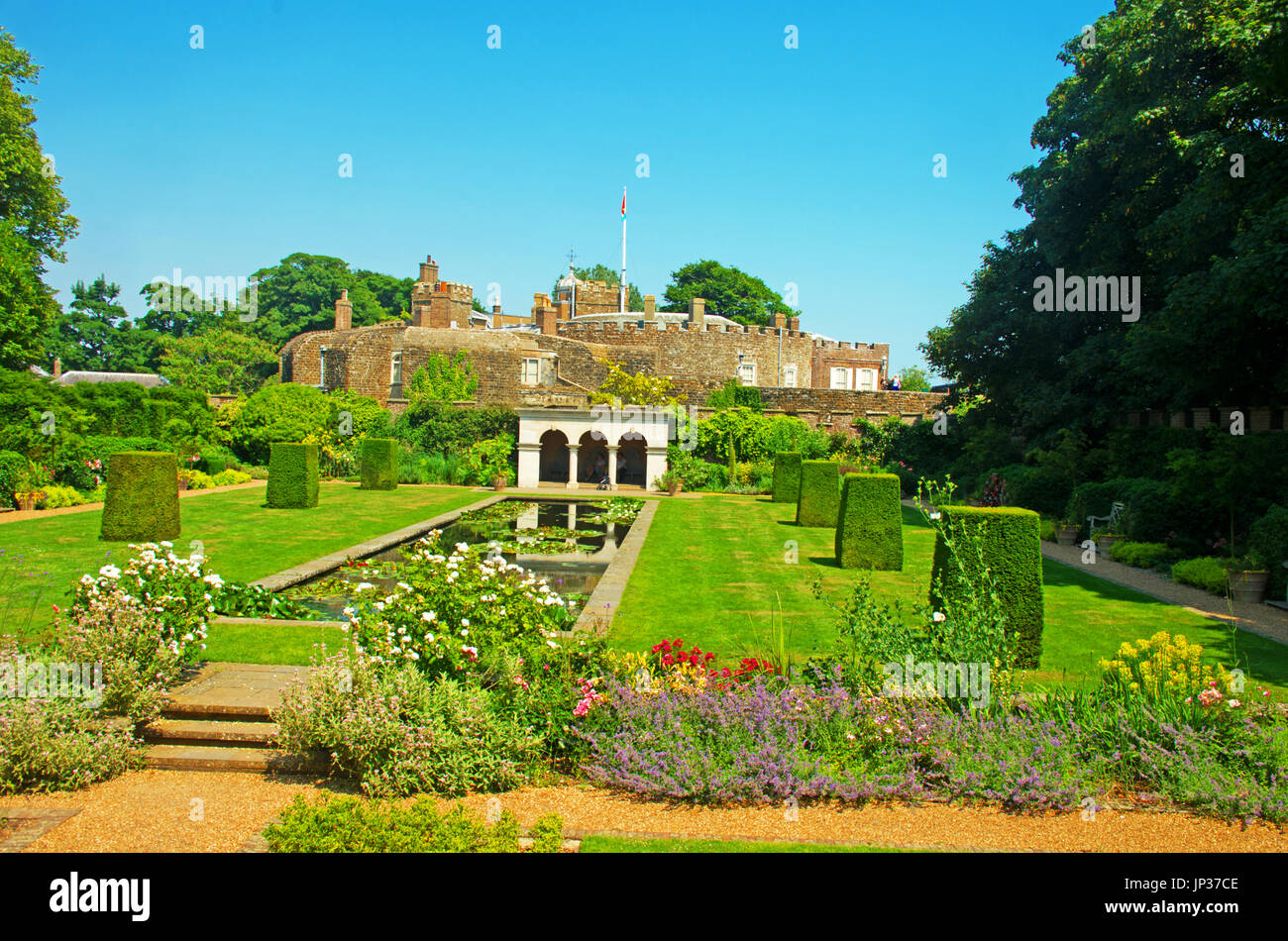 Walmer Castle, Reinas Madres jardín, estanque de lirios, Kent, Inglaterra Foto de stock