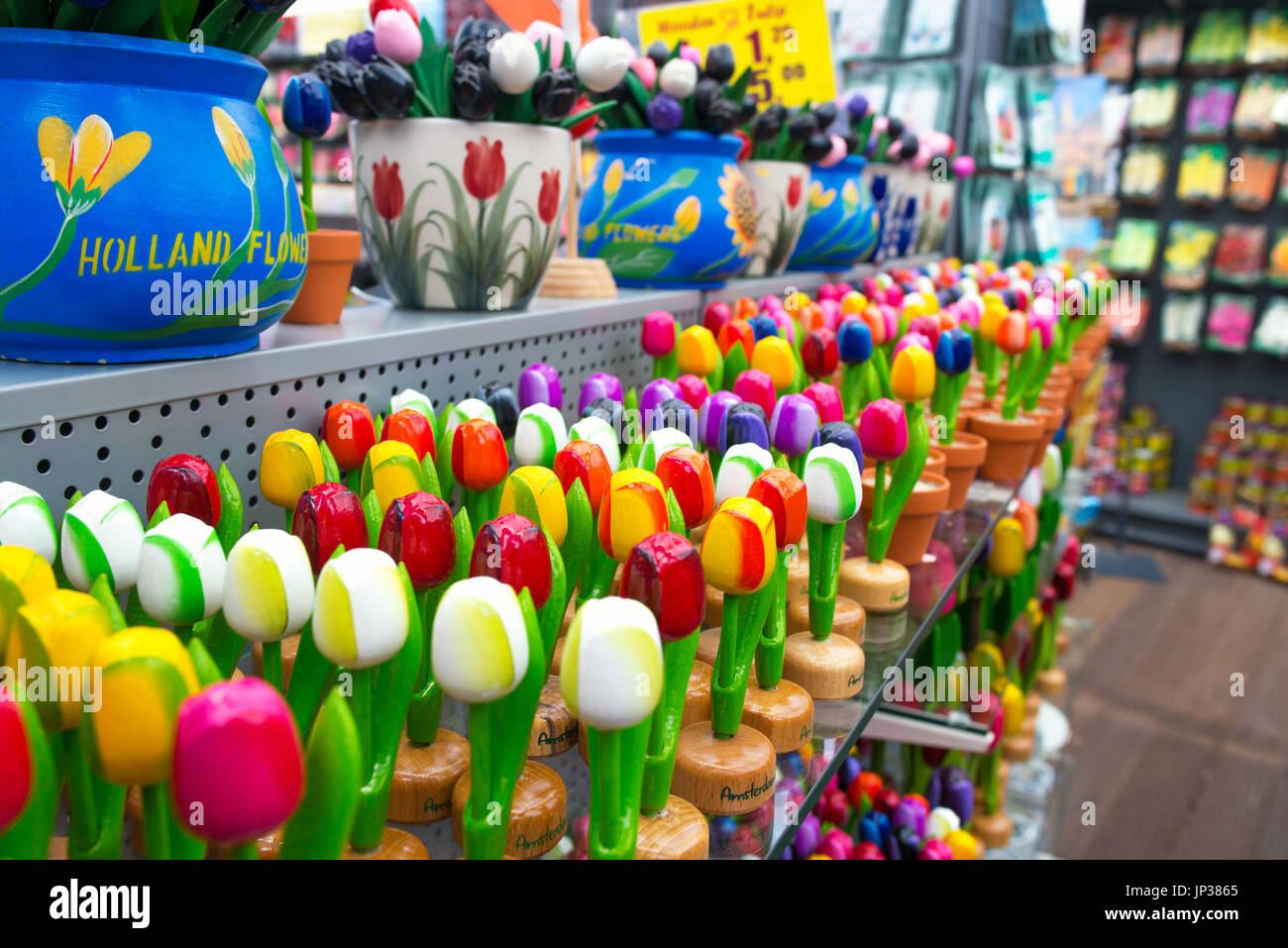Coloridos tulipanes de madera y ollas, recuerdos típicos de Ámsterdam, Países Bajos Foto de stock