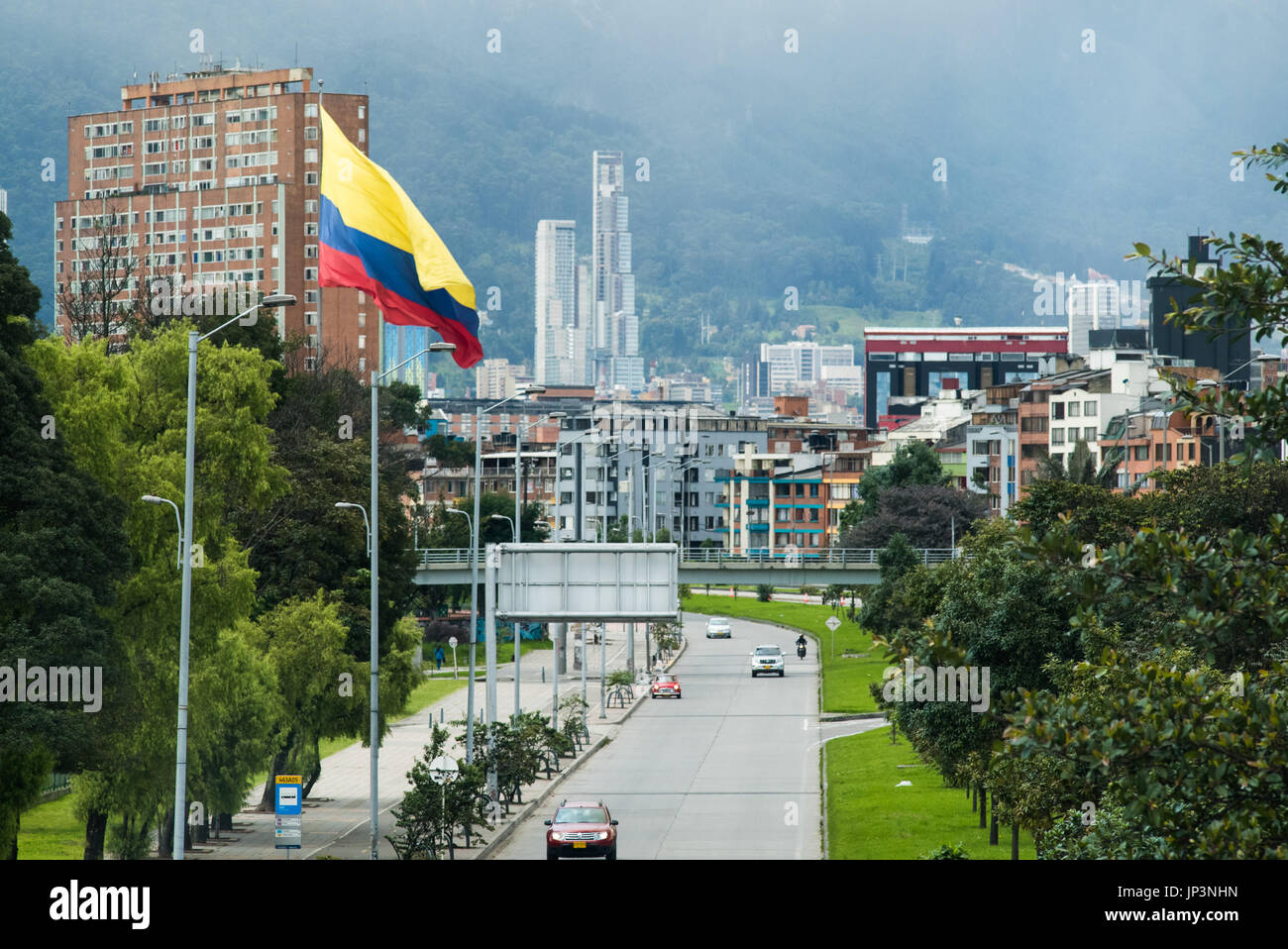 Una enorme bandera colombiana sopla la brisa en el centro de Bogotá, Colombia Foto de stock