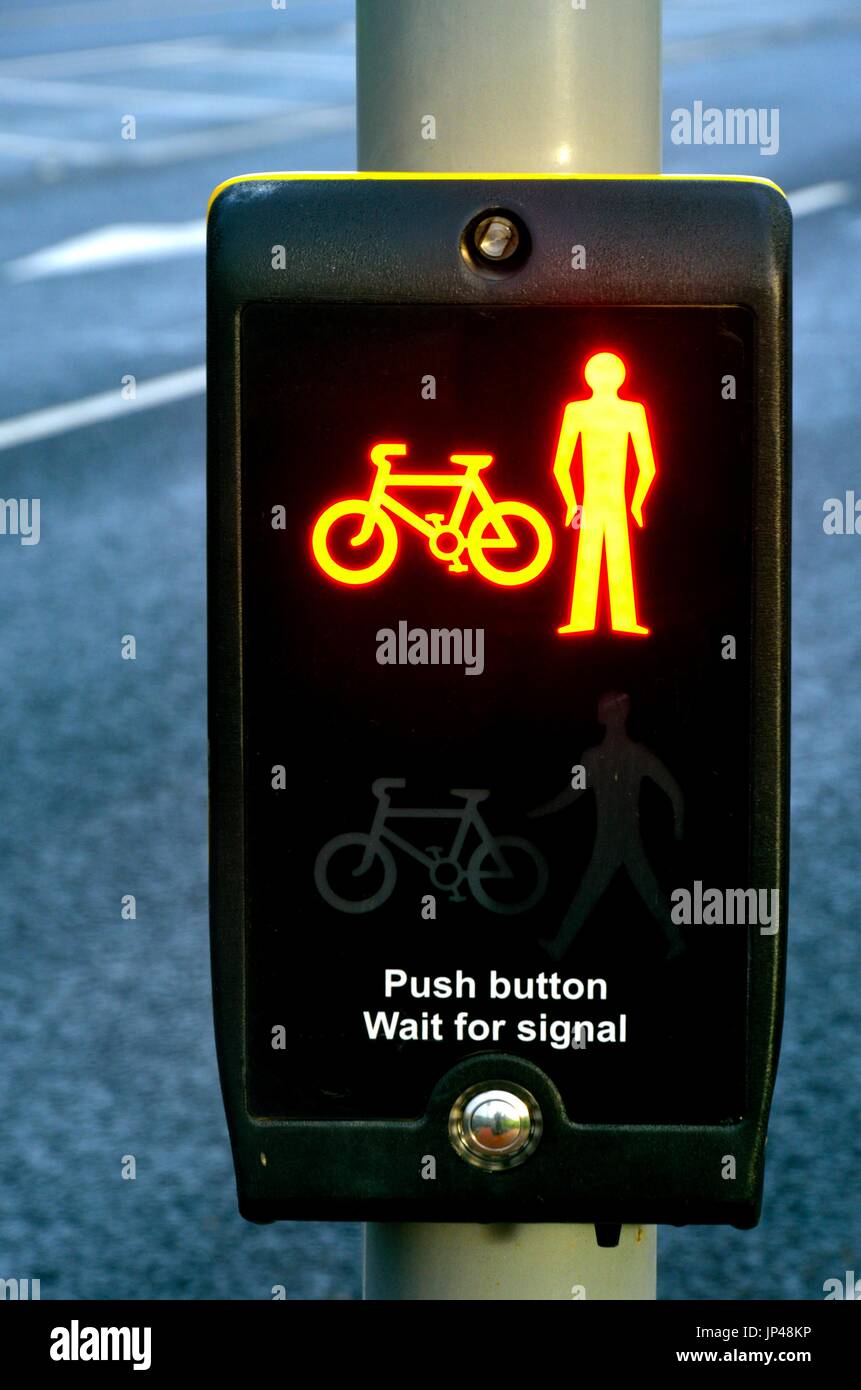 Control peatonal y ciclista en rojo Foto de stock