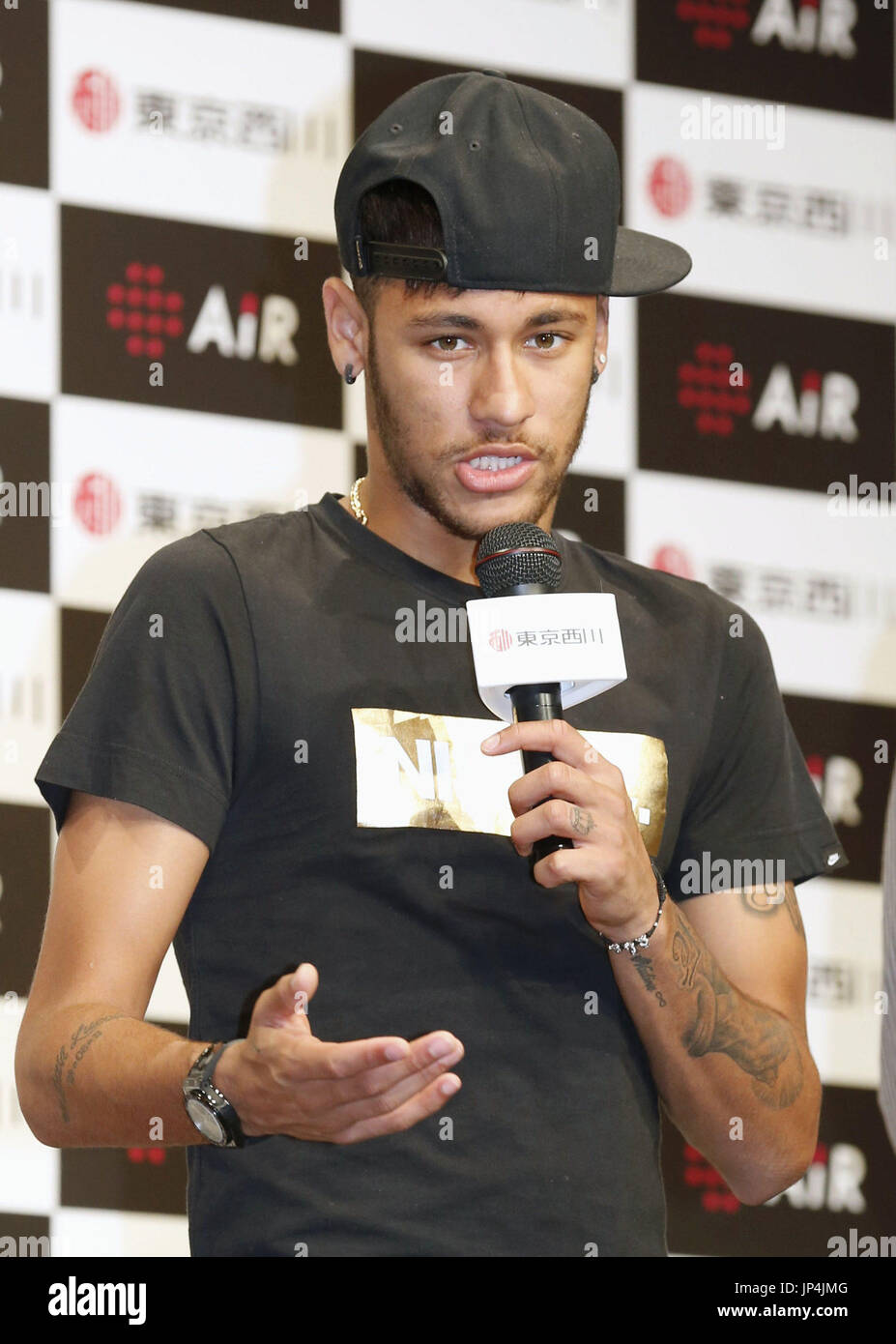 Tokio, Japón - La estrella del fútbol brasileño Neymar Jr. relata una  conferencia de prensa en Tokio el 31 de julio de 2014, que pronto estará de  vuelta a '100%' de fitness