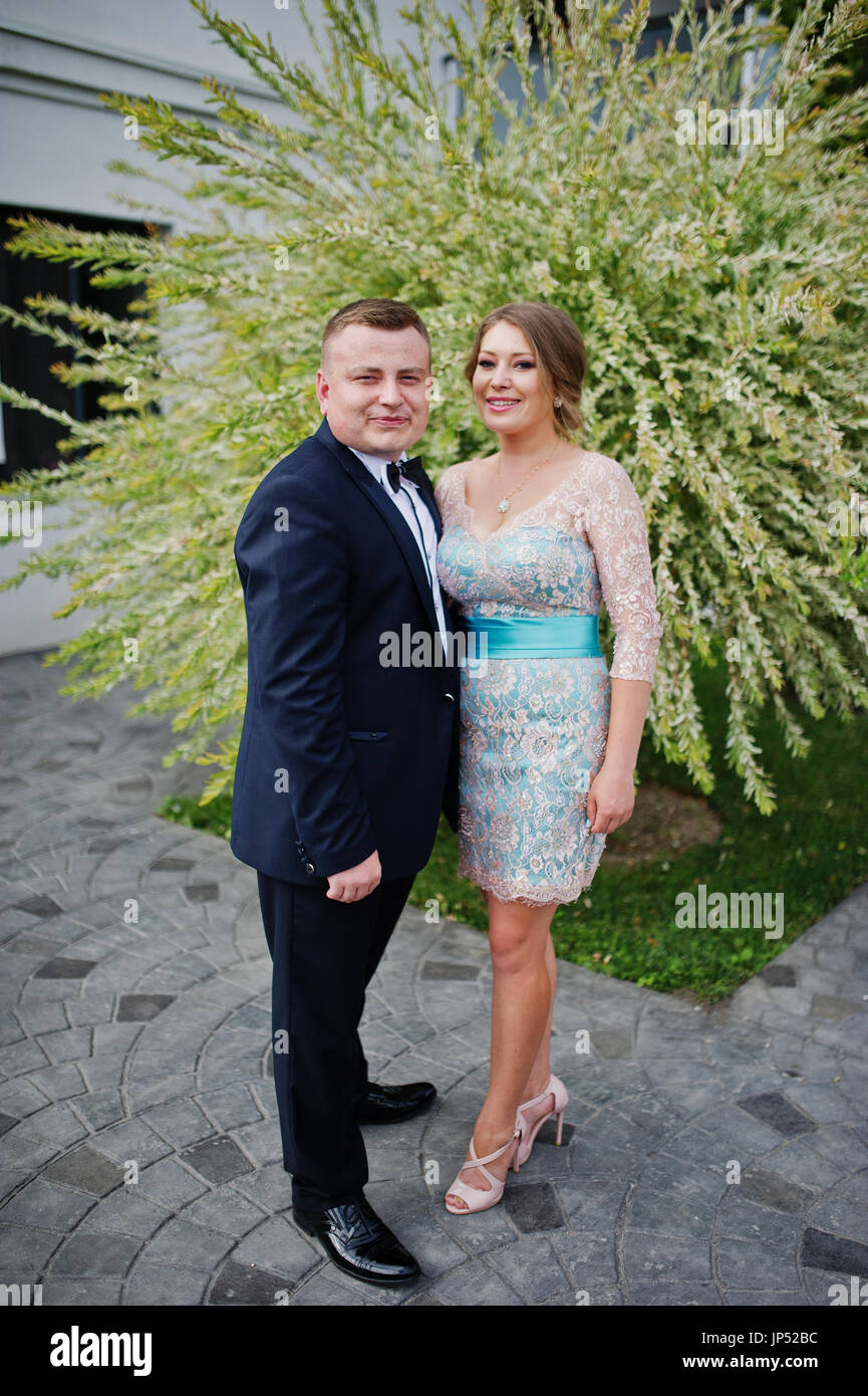 Buena pareja su graduación de la universidad, planteando fuera en un hermoso vestido Fotografía de - Alamy