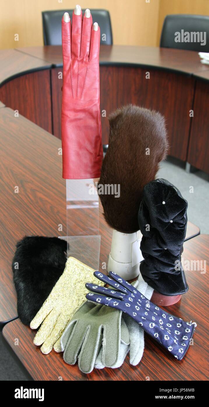 TAKAMATSU, Japón - Novedad 'Kagawa guantes' con innovadores diseños producidos por '1888 Tebukuro Lab', un consorcio de 18 fabricantes de guantes en Higashikagawa, Prefectura de Kagawa, se muestran en la parte occidental de la ciudad de Japón el 2 de octubre de 2014. Higashikagawa del Japón es el mayor productor de guantes. (Kyodo) Foto de stock