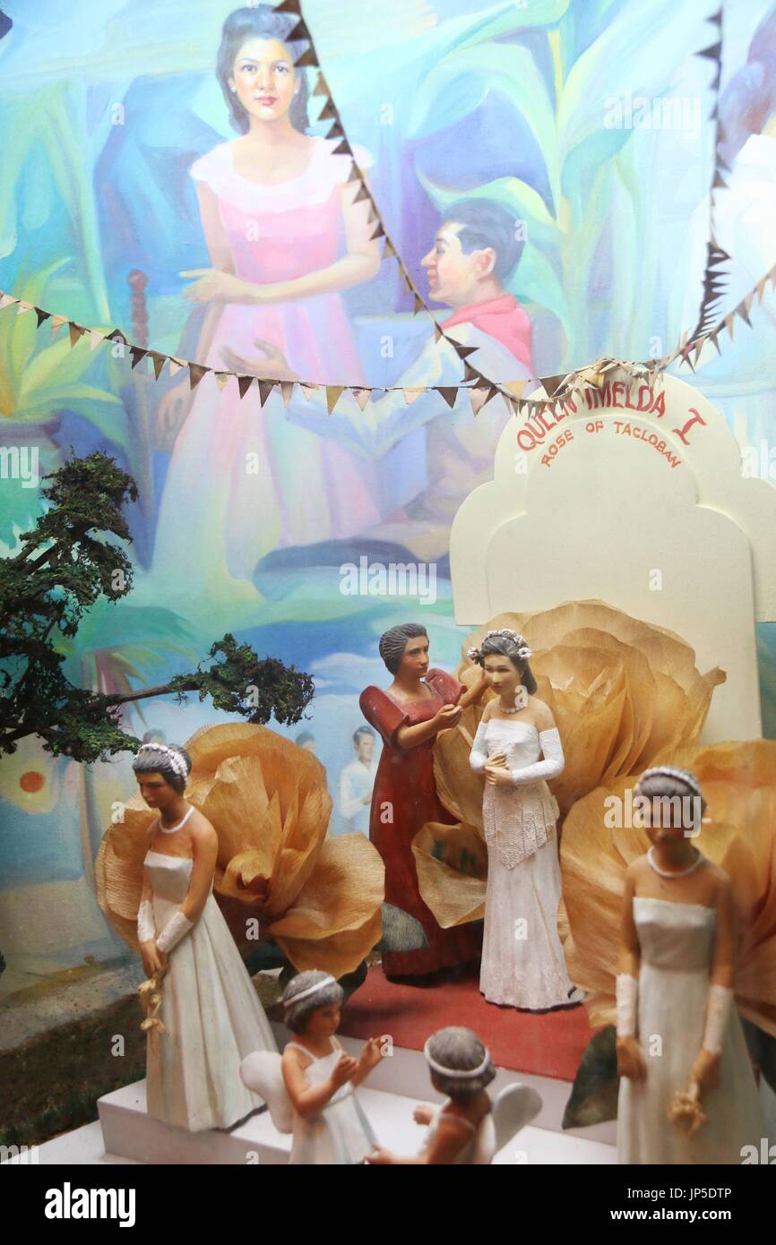 TACLOBAN, Filipinas - un diorama replicando el momento la ex Primera Dama Imelda Marcos de Filipinas ganar un concurso de belleza se muestra en un museo de Tacloban, Filipinas, el 9 de noviembre de 2014. El museo se encuentra actualmente bajo la dirección de la Comisión Presidencial de Buen Gobierno. (Kyodo) Foto de stock