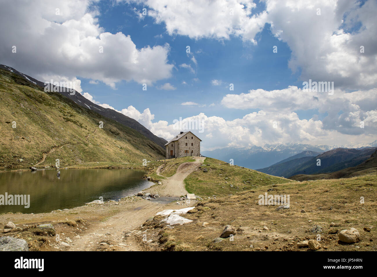 "Cabina Pforzheimer Hütte" junto al lago en los Alpes, Tirol del Sur, Italia, Europa Foto de stock