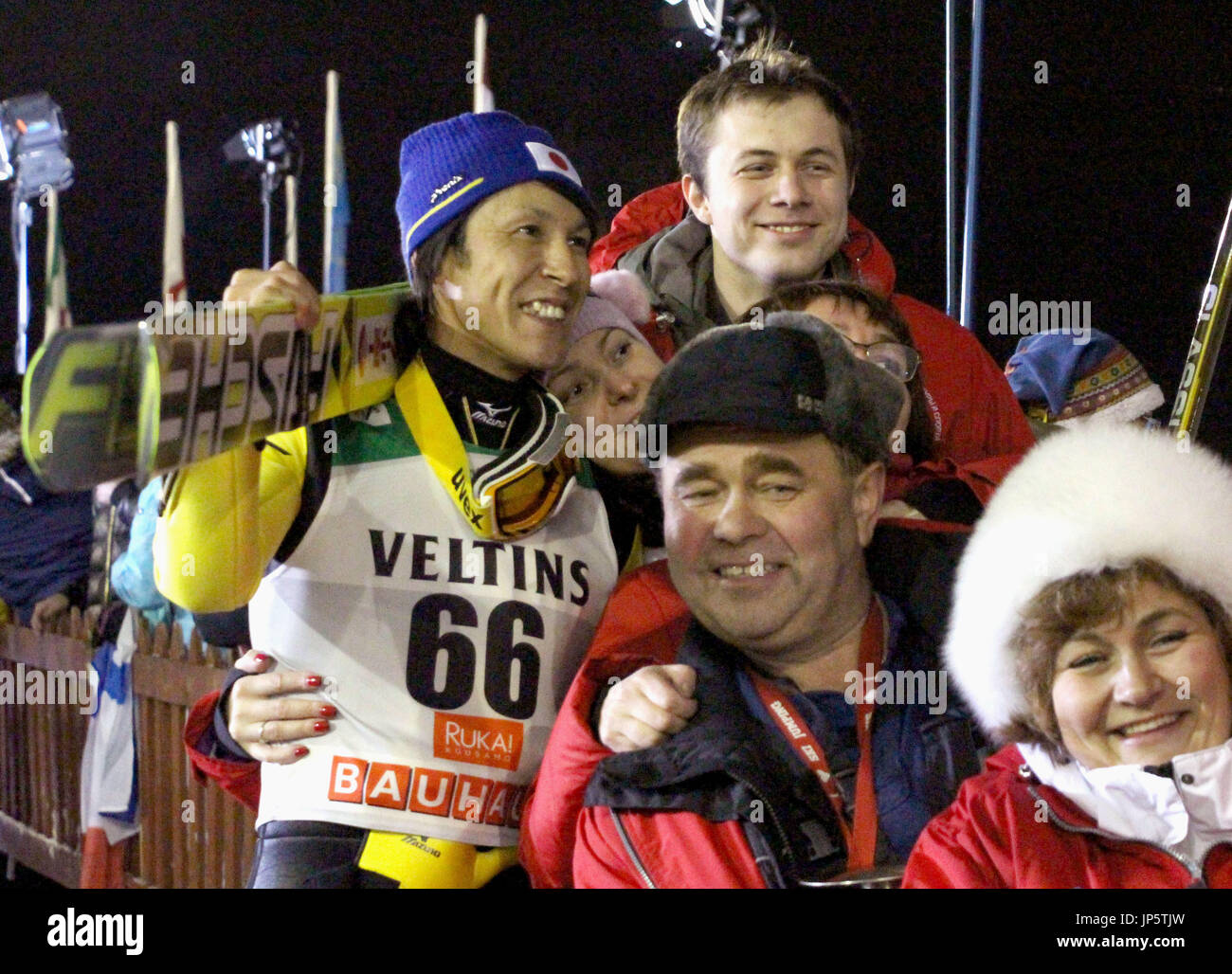 RUKA, Finlandia - Japón Noriaki Kasai(L) plantea con ventiladores para fotos tras el atado de oro con la suiza Simon Amman en el FIS World Cup en la competición de salto de esquí de Ruka, Finlandia, en Nov 29, 2014. Kasai, que ya es el hombre más viejo en ganar un evento de la Copa del Mundo, extendió su campeonato marca longevidad a la edad de 42 años, cinco meses, con su primera victoria desde el mes de enero. (Kyodo) Foto de stock