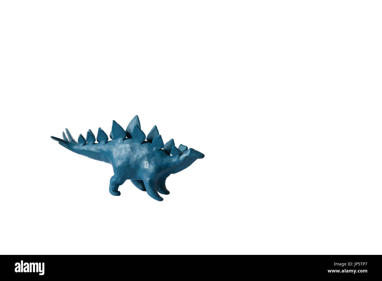 Modelo de arcilla dinosaurio azul arte educación aislado sobre fondo blanco. Foto de stock