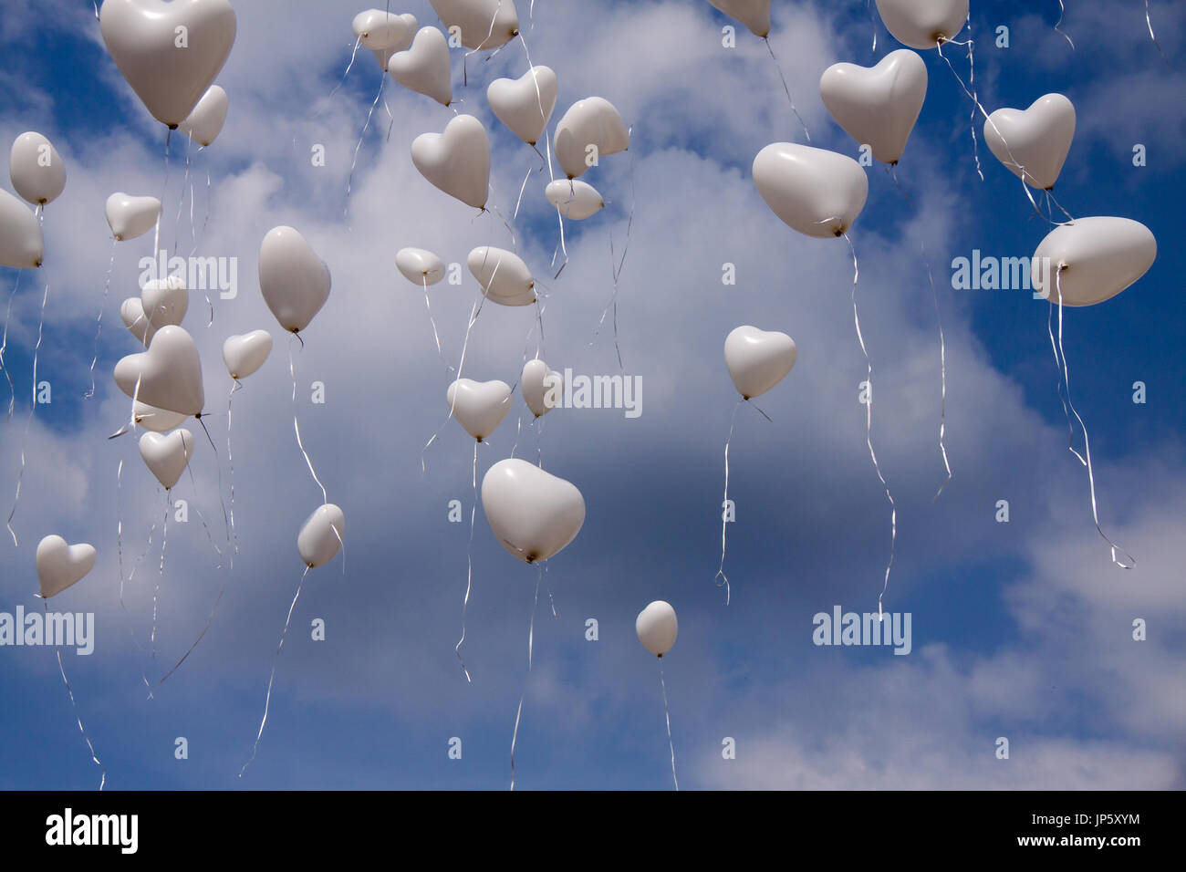 Corazón globos volando en el cielo Fotografía de stock - Alamy