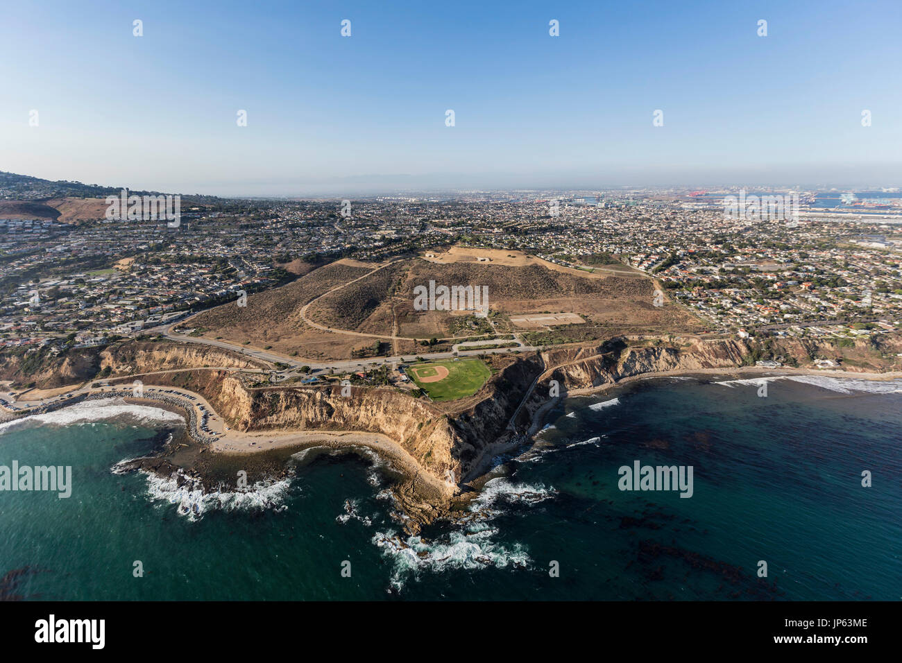 Vista aérea de puntos blancos en la costa de San Pedro en Los Ángeles, California. Foto de stock