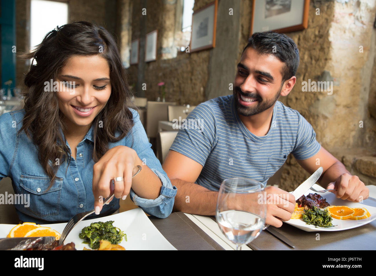 Par De Almorzar En El Restaurante Gourmet De Estilo Rustico Fotografia De Stock Alamy