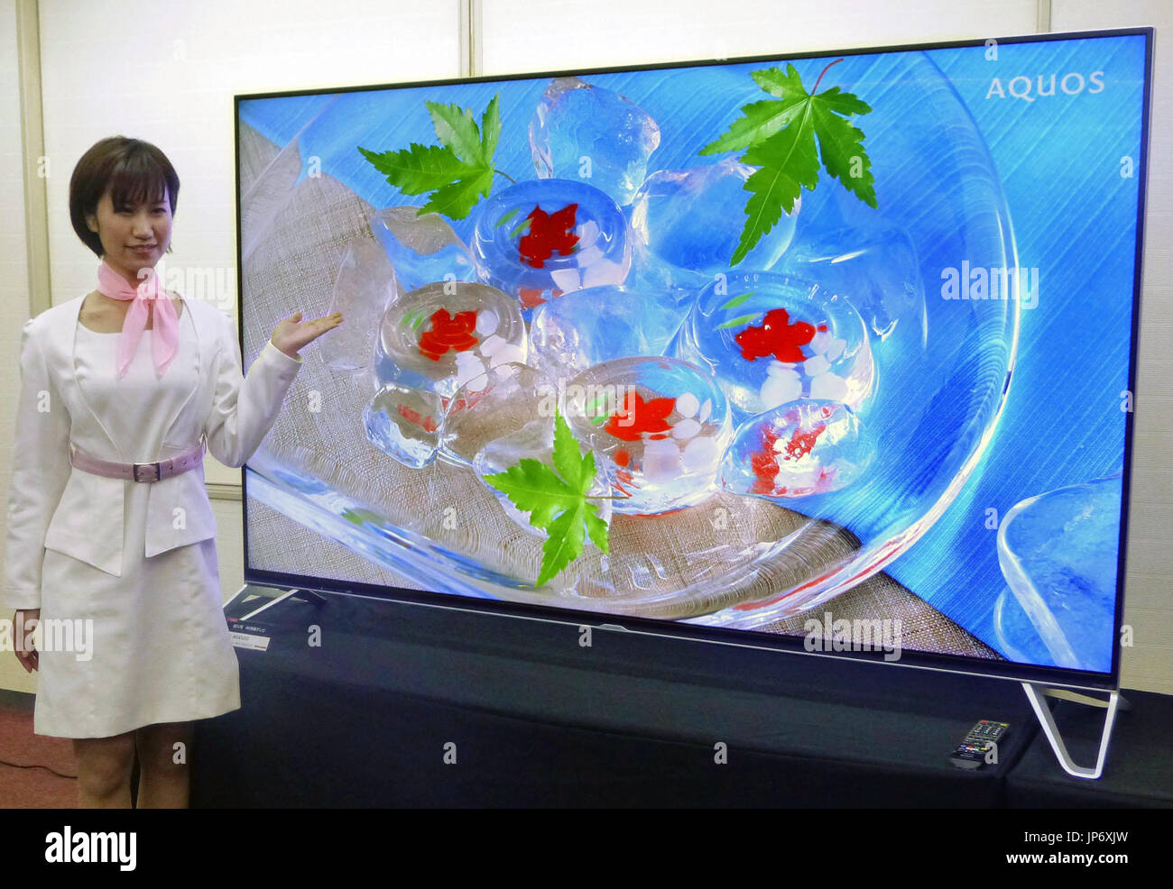 Sharp Corp. revela un 80-pulgadas Aquos '4k' próximo televisor de cristal  líquido en Osaka, en el oeste de Japón, el 21 de mayo de 2015. La compañía  comenzará la comercialización del producto,
