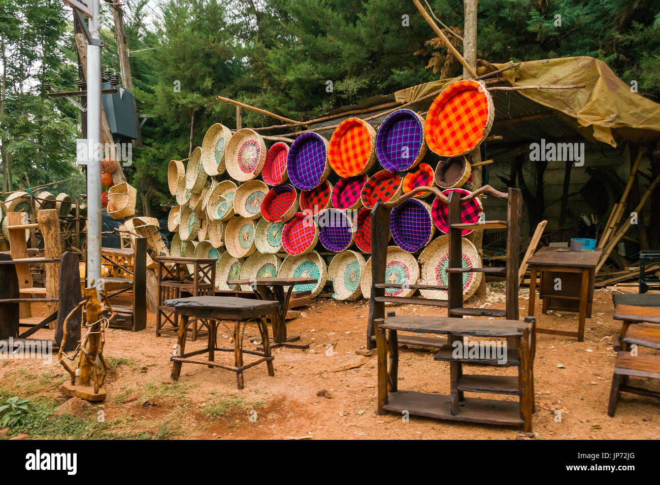 Diversos productos artesanales para la venta en el lado de la carretera, Nairobi, Kenia Foto de stock