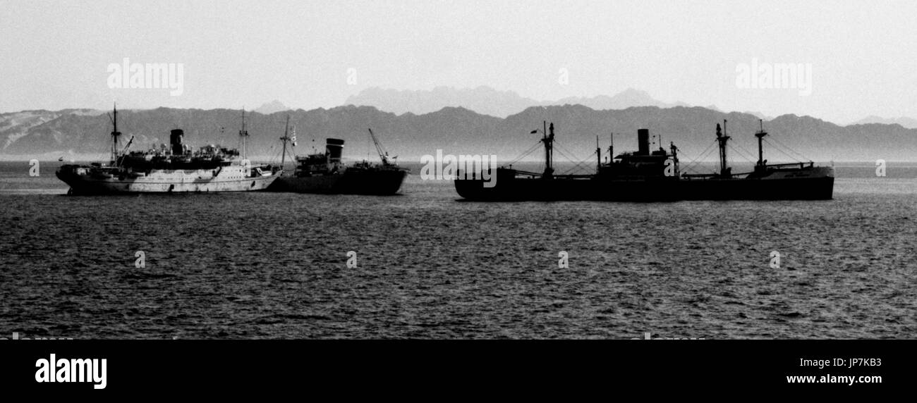AJAXNETPHOTO. 5º de mayo, 1965. Golfo de Suez. - Barco peregrino colisión - tuvo lugar en el Golfo de Suez 12 millas al sur de RAS GARIB ENTRE FREMANTLE STAR (8403 toneladas de registro bruto), que fue a la hora de remolcar el mercante indio (7659 toneladas de registro bruto) y el Egipcio peregrino buque MECCA (8252 toneladas de registro bruto). Foto:Jonathan EASTLAND/AJAX Ref:6555_10 Foto de stock