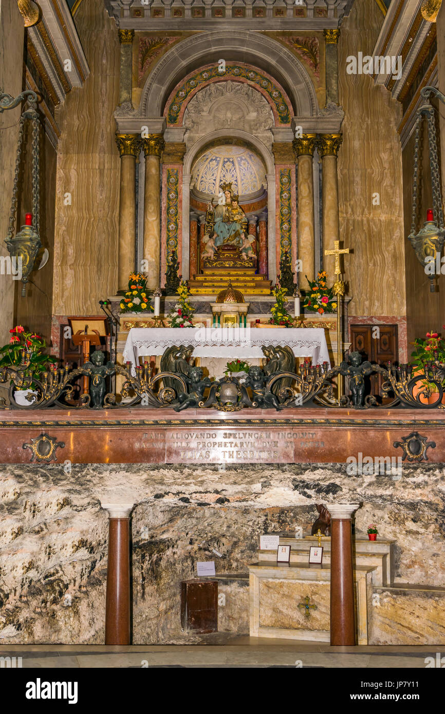 Altar de la iglesia de la cueva fotografías e imágenes de alta