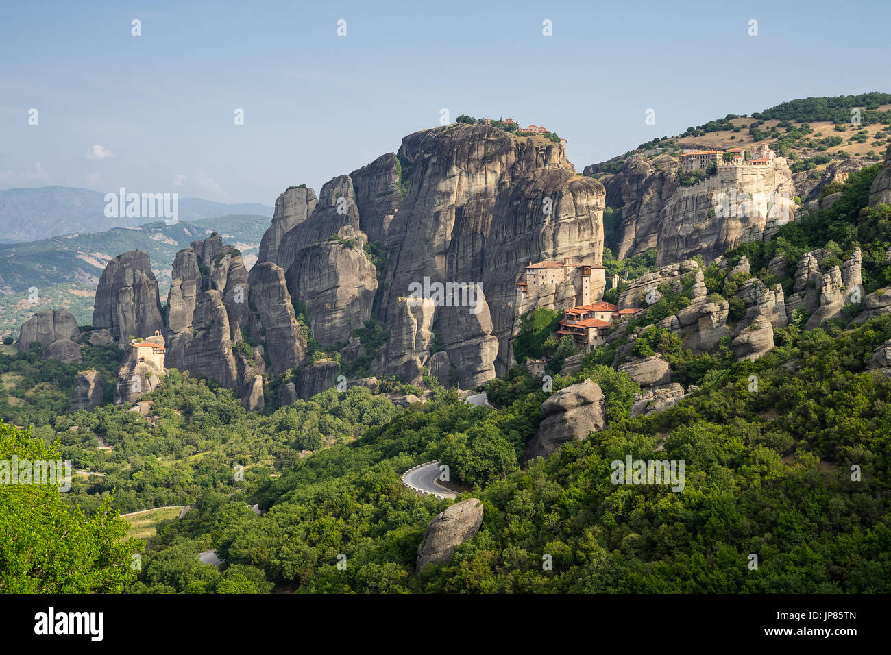 Las rocas y los monasterios de Meteora Foto de stock