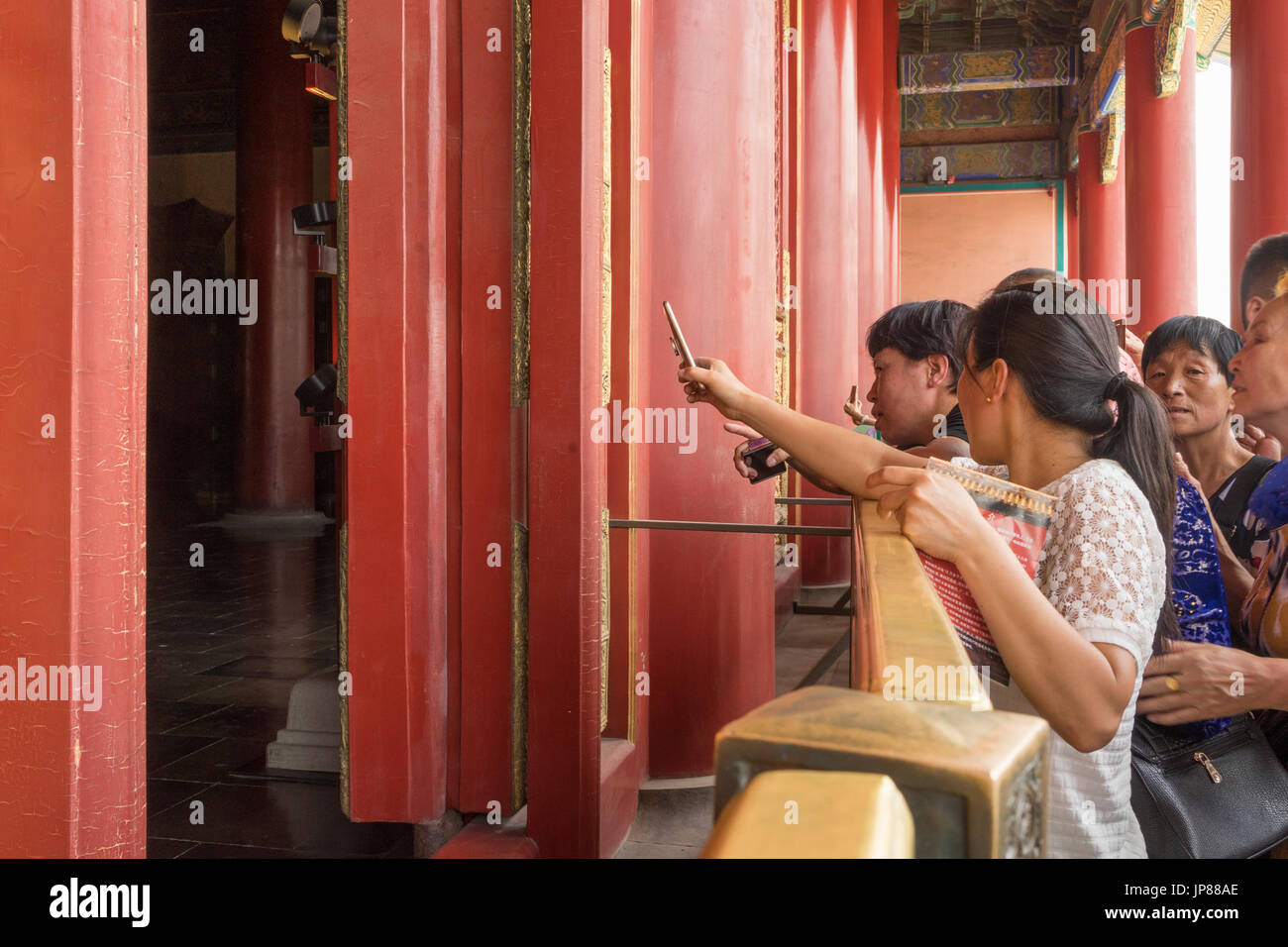 Los turistas chinos clamboring para echar un vistazo y tener un teléfono móvil foto del Hall de la Suprema Armonía de la Ciudad Prohibida. Foto de stock