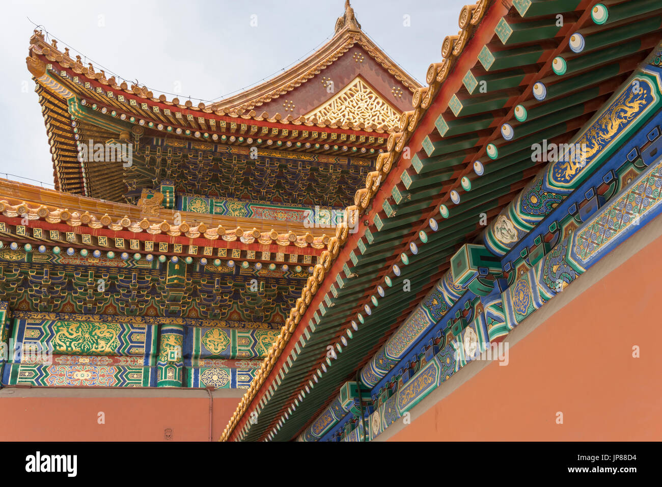 Closeup mostrando el intrincado diseño del techo y aleros del Hall de la Suprema Armonía de la Ciudad Prohibida en Beijing, China Foto de stock