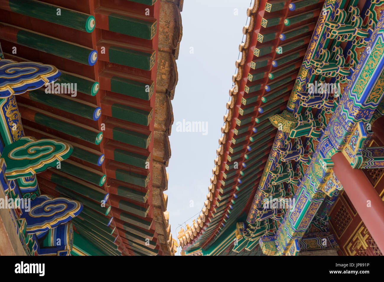Closeup mostrando el intrincado diseño del techo y aleros del edificio del Palacio de Verano en Pekín, China Foto de stock