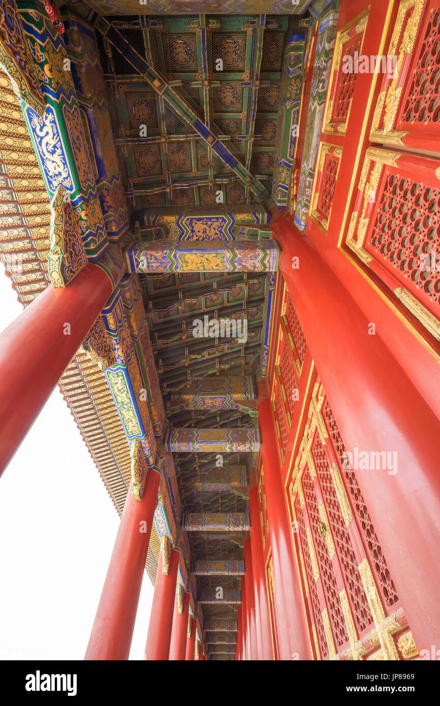 Las columnas rojas y el intrincado diseño del techo del Salón de la Suprema Armonía de la Ciudad Prohibida en Beijing Foto de stock
