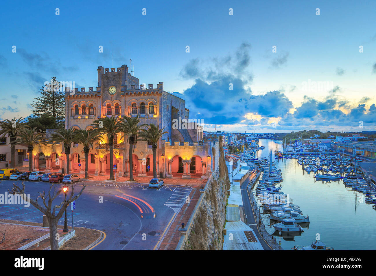 España Islas Baleares, la isla de Menorca, Ciutadella Ciudad, el edificio del Ayuntamiento y del Puerto de Ciutadella Foto de stock