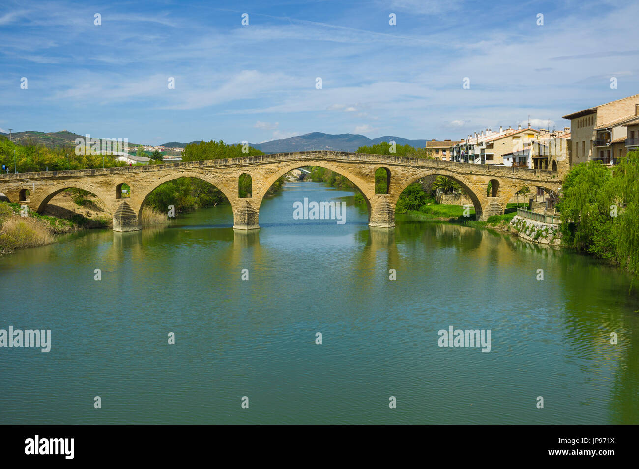 Puente La Reina sobre el río Arga, Navarra, España Foto de stock