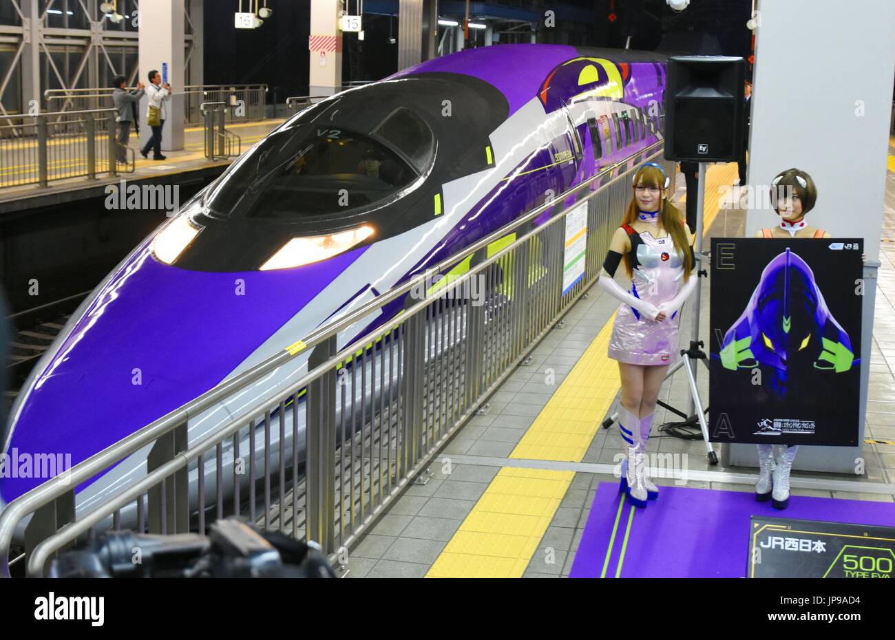 West Japan Railway Co. 500 especial tipo Eva el tren bala Shinkansen, con diseños inspirados en la popular serie de animación West Japan Railway Co. 500 especial tipo Eva el tren bala Shinkansen, con diseños inspirados en la popular serie de animación