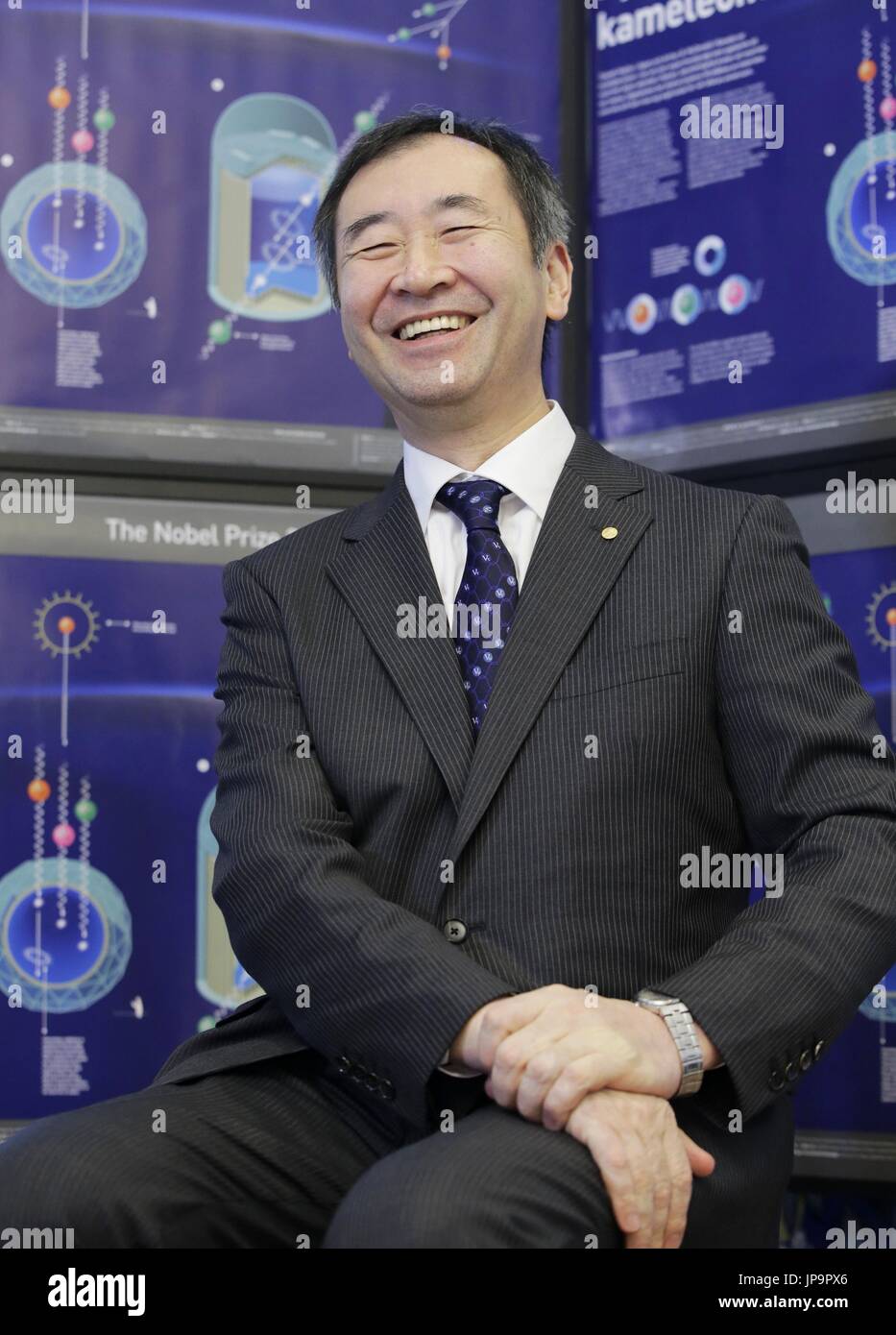 El científico japonés Takaaki Kajita, quien compartió en 2015 el Premio Nobel de física con la canadiense Arthur McDonald, da una entrevista con los medios de comunicación en Estocolmo el 7 de diciembre de 2015. Kajita expresó su gratitud por el apoyo de personas en Kamioka, la comunidad japonesa que aloja el Super-Kamiokande neutrino observatory. (Kyodo) ==Kyodo Foto de stock