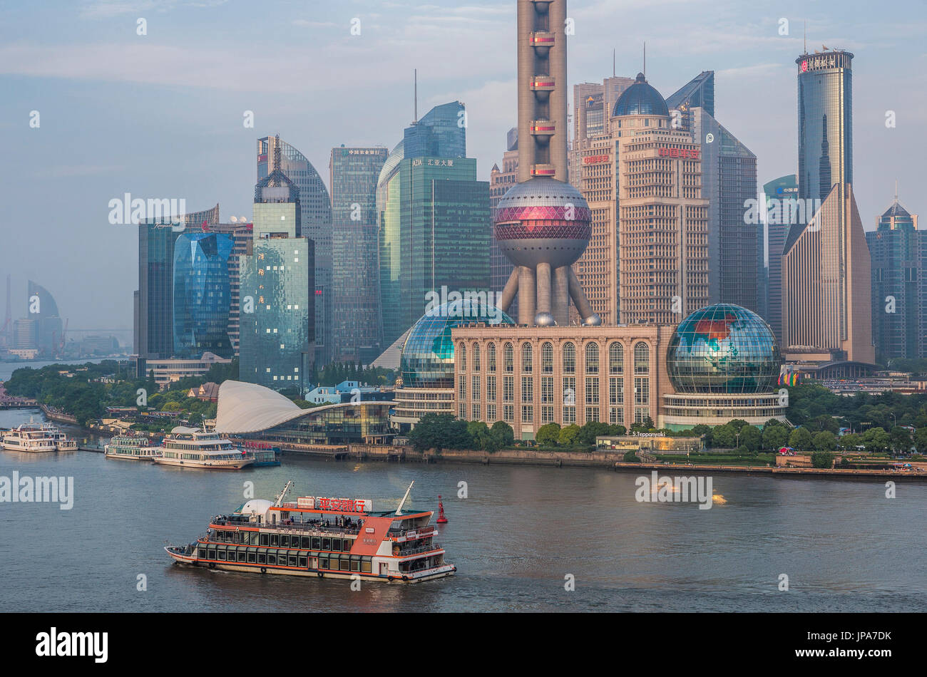 Ciudad de Shangai, China, Distrito de Pudong Skyline, la Oriental Pearl Tower, el Río Huanpu Foto de stock