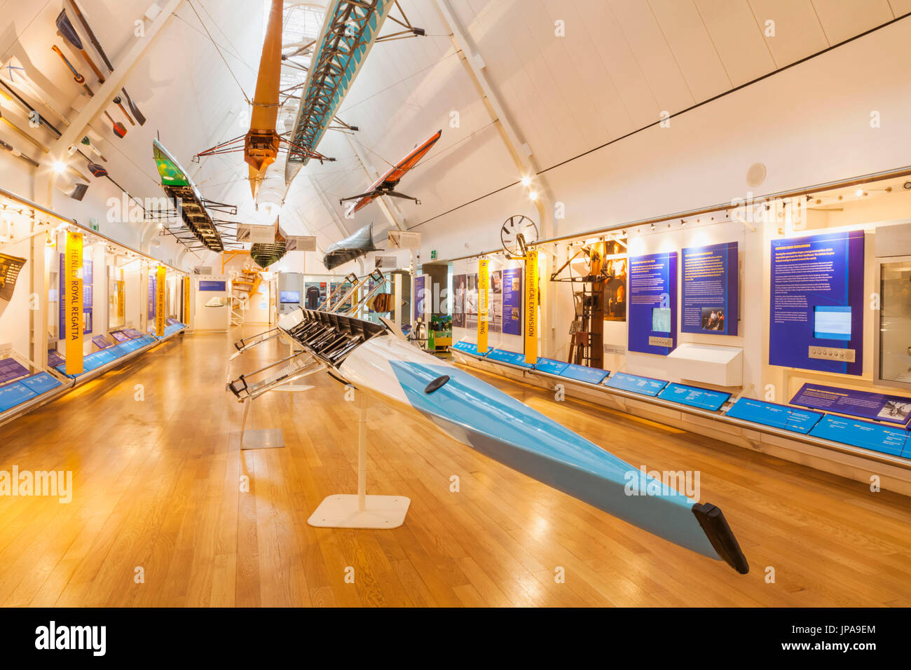 Inglaterra, Oxfordshire, Henley-on-Thames, Río y Rowing Museum, visualización de barcas de remo Foto de stock