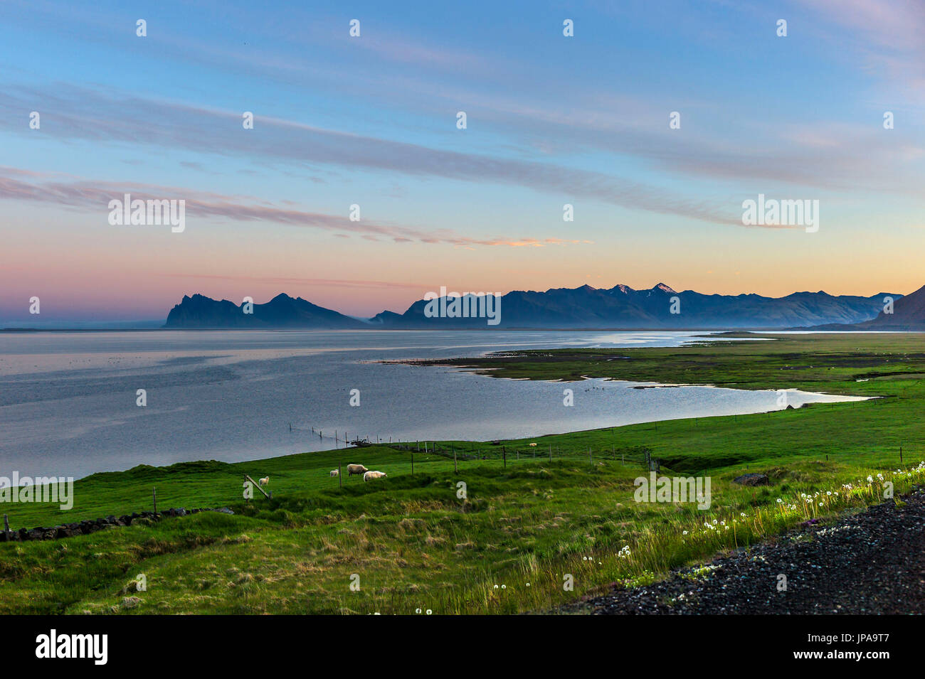 A las 11:00 horas de la puesta de sol de verano, Islandia Foto de stock