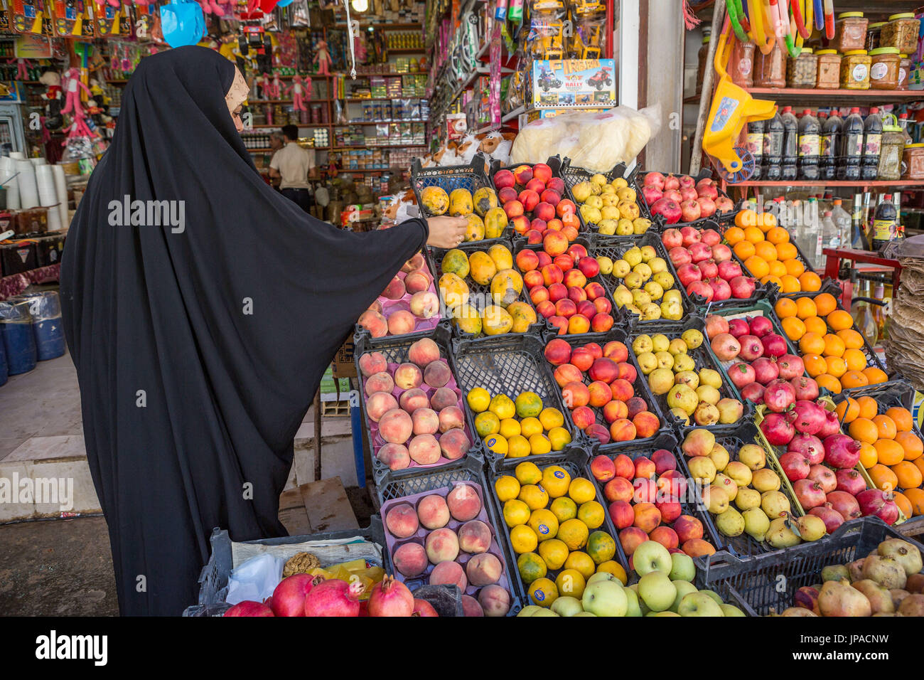 La ciudad de Shiraz, Irán, Mujer compras Foto de stock