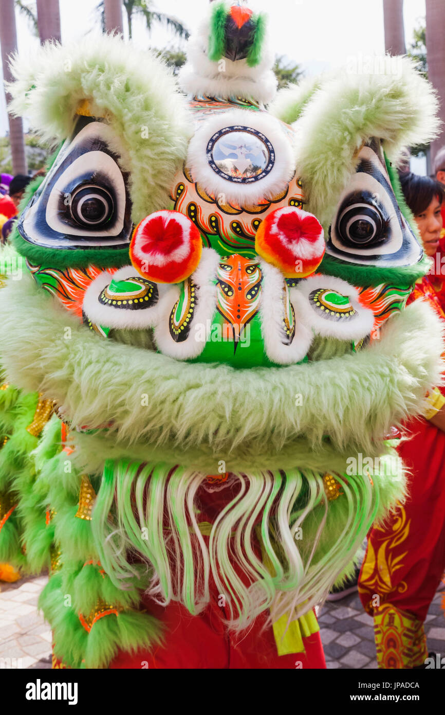 China, Hong Kong, el Festival anual del Día del Año Nuevo chino desfile, bailarines de León Foto de stock