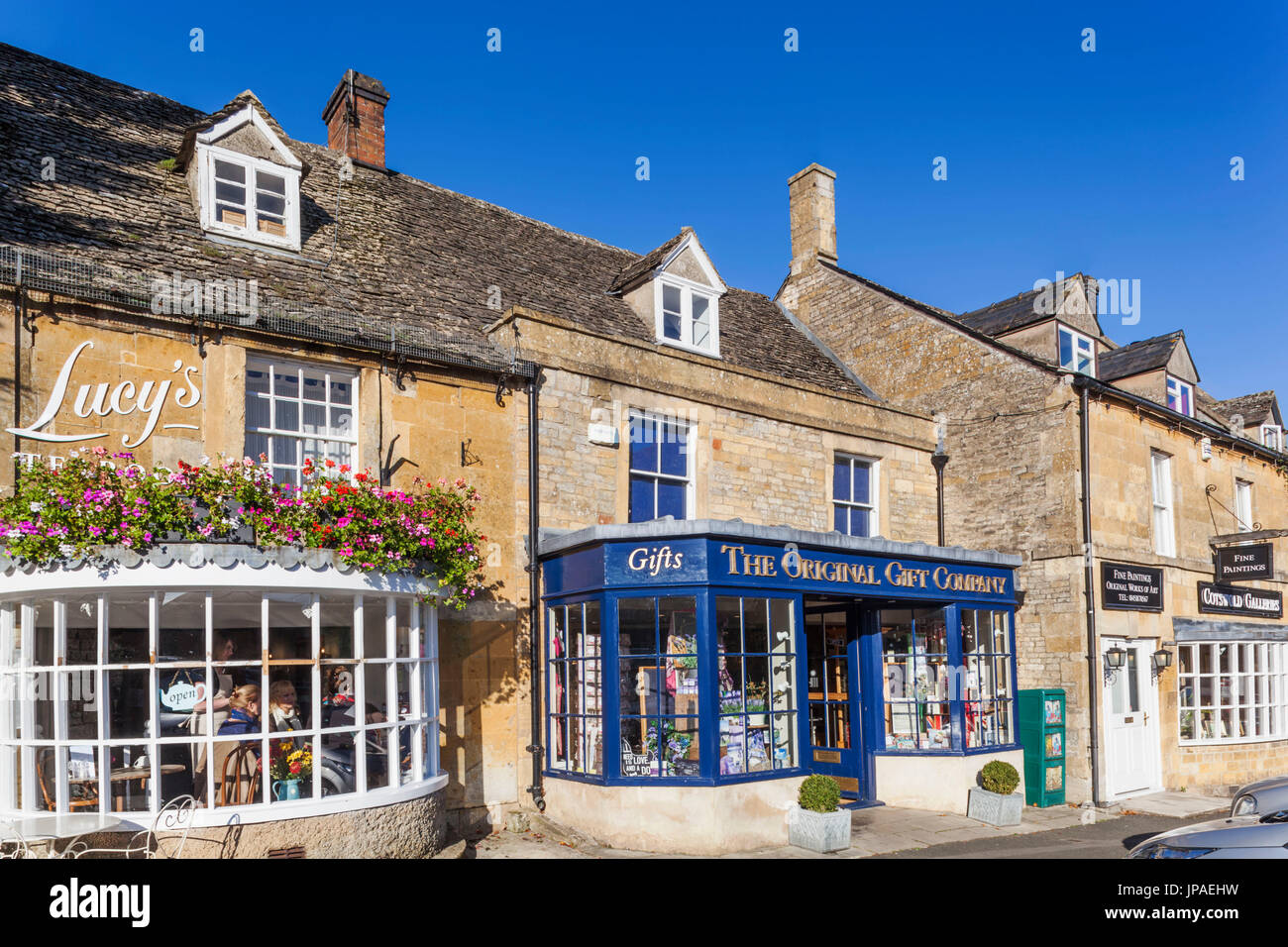 Inglaterra, Gloucestershire, Cotswolds, Stow-on-the-Wold, tienda de té y tienda de regalos Foto de stock