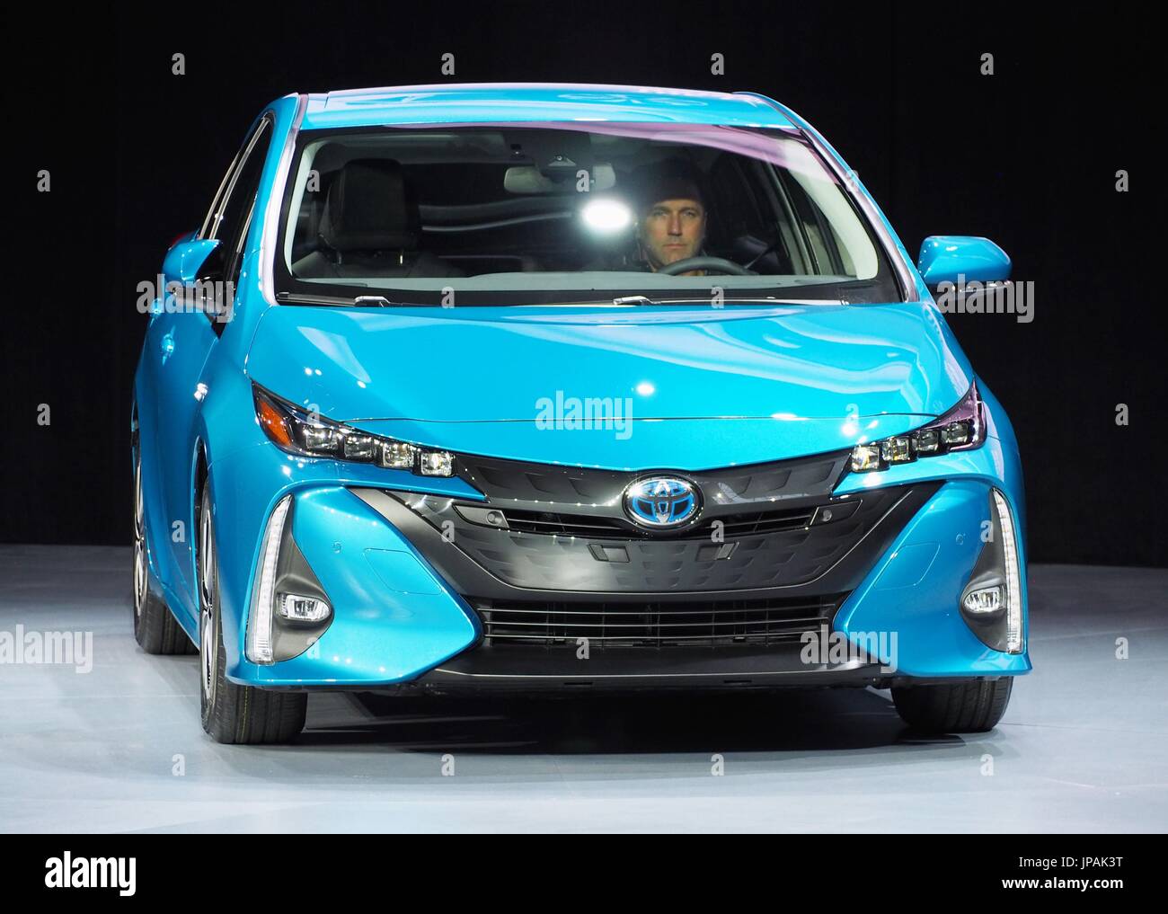 Toyota Motor Corp. presenta un nuevo plug-in híbrido Prius versión de su coche en el New York International Auto Show el 23 de marzo de 2016. (Kyodo) ==Kyodo Foto de stock