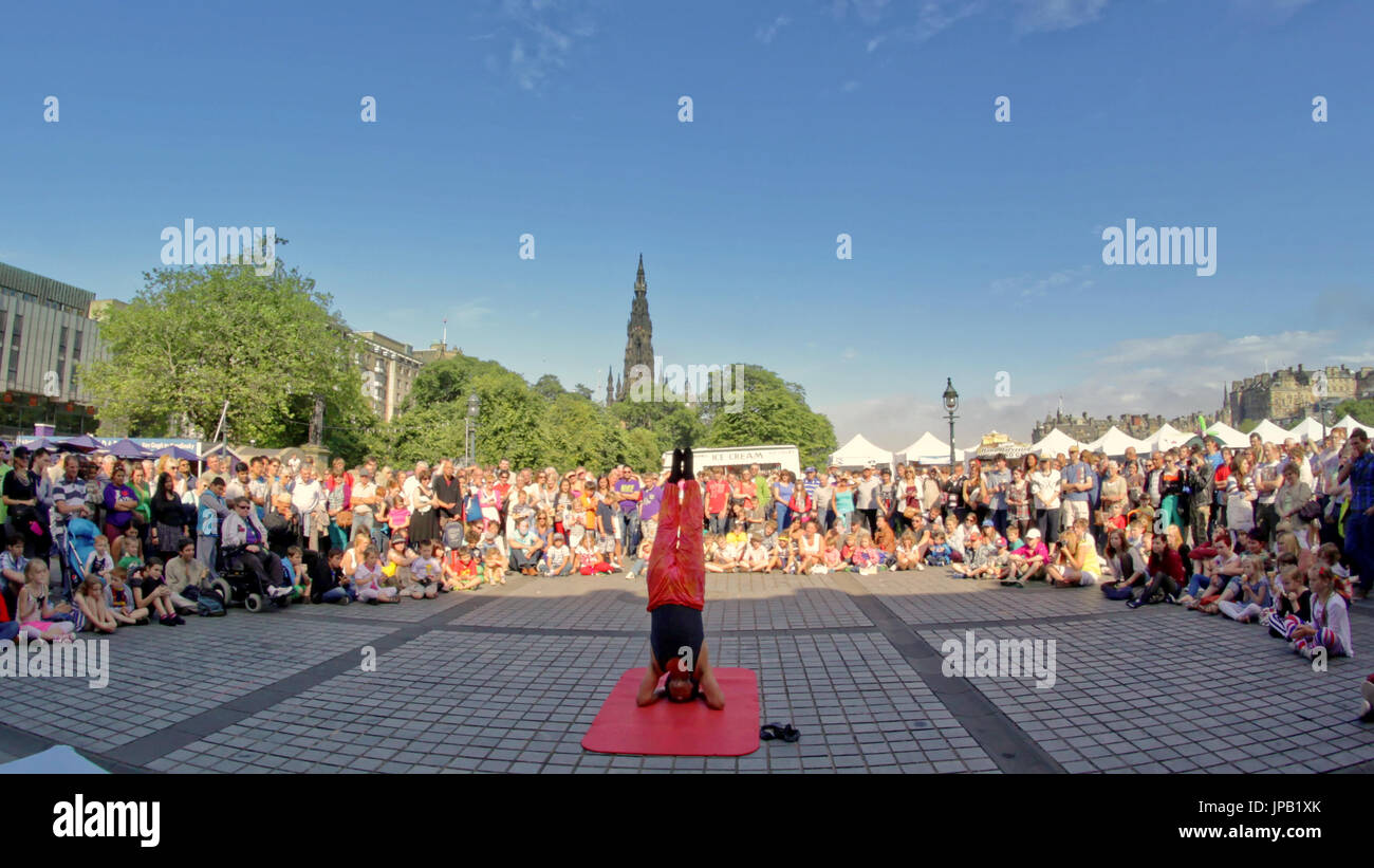 Fringe Festival de Edimburgo, artistas callejeros multitud de espectadores Scottish National Gallery of Scotland el montículo square Foto de stock