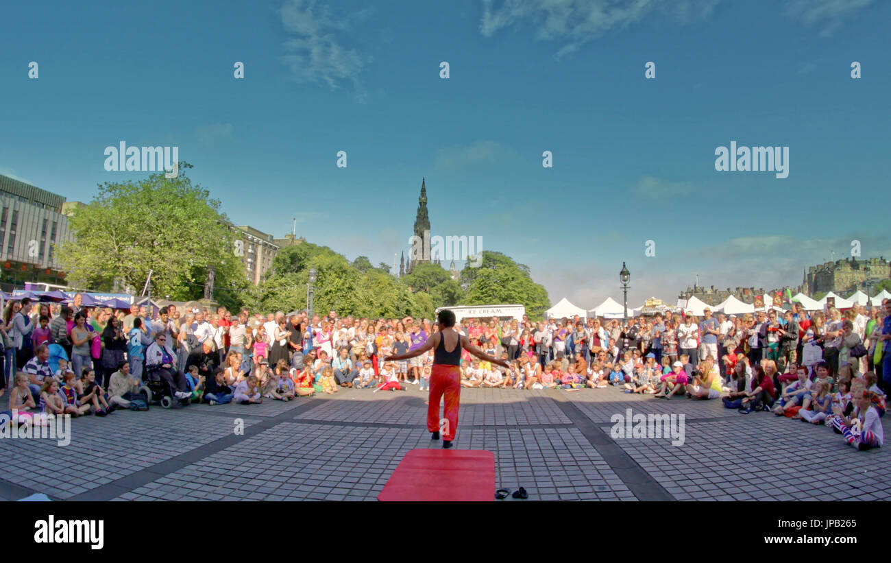 Festival de Edimburgo artistas callejeros marginales muchedumbre de espectadores Galería Nacional Escocesa de Escocia The mound square. eduardo sanchez acrobat Foto de stock
