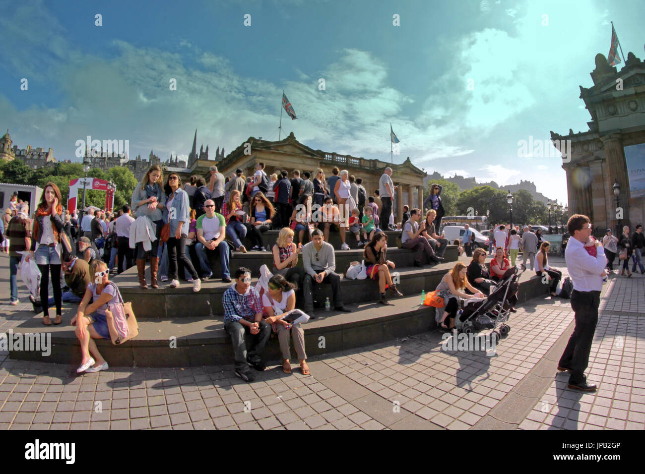 Fringe Festival de Edimburgo, artistas callejeros multitud de espectadores Scottish National Gallery of Scotland el montículo square Foto de stock