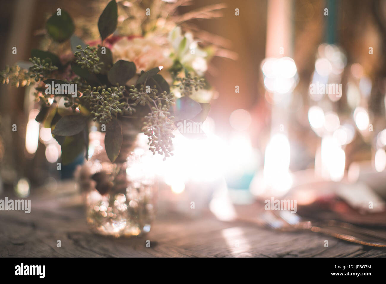 Bien sentado, mesa decoración en boda india, luz Foto de stock