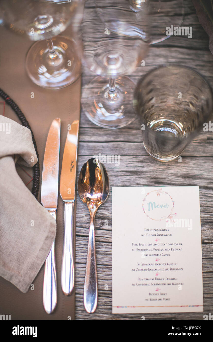 Bien sentado el cuadro con la carta del menú en una boda, decoración Foto de stock