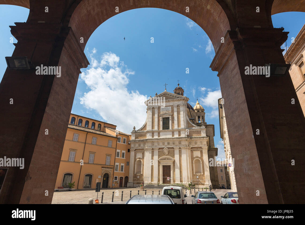 Vista de la iglesia de San Giovanni y los edificios históricos de la ciudad vieja medieval Marche Macerata Italia Europa Foto de stock