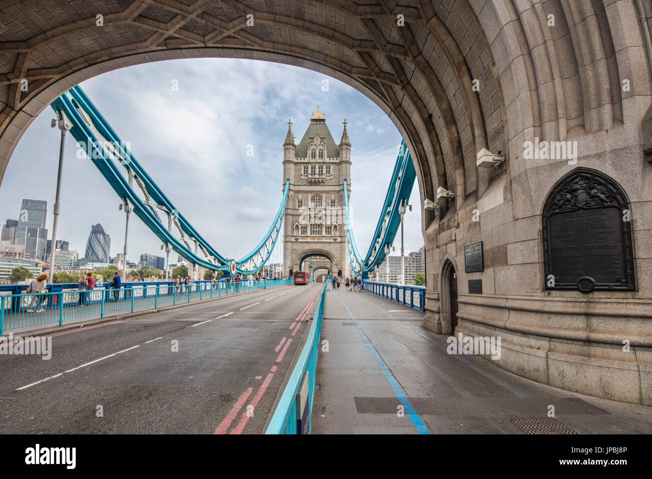 Detalles de la arquitectura del puente de la torre con la antigua torre en el fondo de Londres Reino Unido Foto de stock