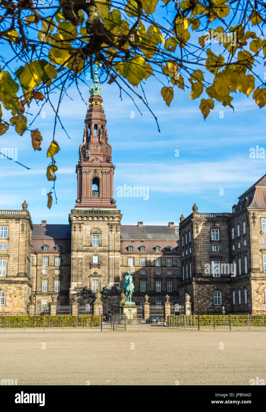 Copenhague, Dinamarca Hovedstaden, en el norte de Europa. El Platz del palacio de Christiansborg, sede del parlamento danés Folketinget, el Tribunal Supremo y el Ministerio de Estado Foto de stock