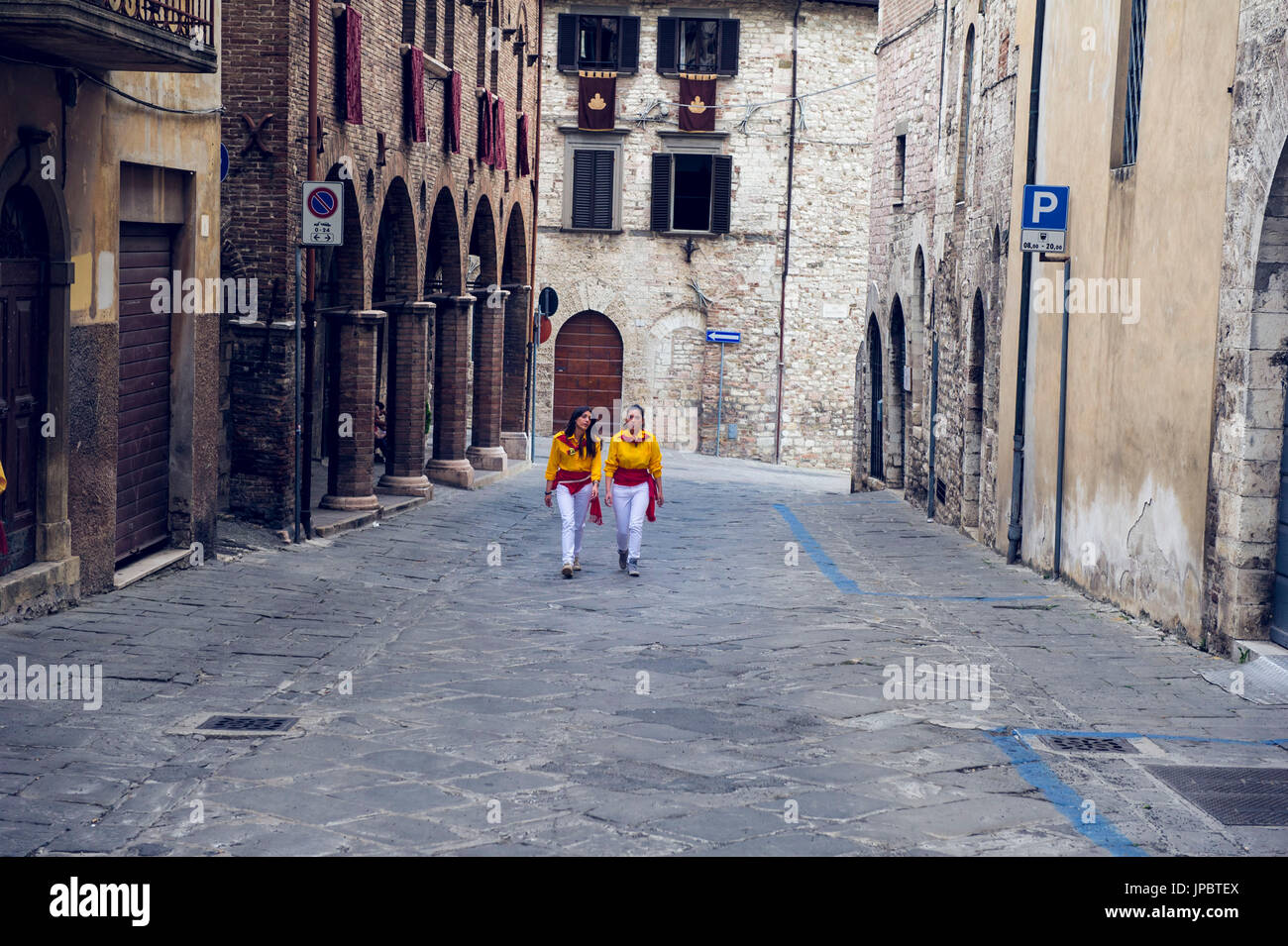 Gubbio, Umbría, Italia. Personas en trajes típicos durante la carrera de las velas festival. Foto de stock